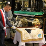 02.06.2023. Pińczów. Msza święta w intencji szkoły, uczniów i grona pedagogicznego Szkoły Podstawowej numer 1, koncelebrowana przez biskupa kieleckiego ks. Jana Piotrowskiego. Ważnym punktem mszy było poświęcenie sztandaru szkoły / Fot. Marta Gajda-Kruk - Radio Kielce