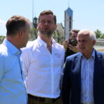 03.06.2023. Busko-Zdrój. Otwarcie kompleksu sportowego po przebudowie. Na zdjęciu (od lewej): poseł Michał Cieślak, Kamil Bortniczuk - minister sportu i turystyki i Waldemar Sikora - burmistrz miasta i gminy Busko-Zdrój / Fot. Marta Gajda-Kruk - Radio Kielce