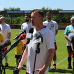 03.06.2023. Busko-Zdrój. Otwarcie kompleksu sportowego po przebudowie. Na zdjęciu (na pierwszym planie): poseł Michał Cieślak / Fot. Marta Gajda-Kruk - Radio Kielce