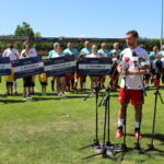 03.06.2023. Busko-Zdrój. Otwarcie kompleksu sportowego po przebudowie. Wręczenie promes z „Programu budowy przyszkolnych hal sportowych - Olimpia”. Na zdjęciu (na pierwszym planie): Kamil Botniczuk - minister sportu i turystyki / Fot. Marta Gajda-Kruk - Radio Kielce