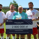 03.06.2023. Busko-Zdrój. Otwarcie kompleksu sportowego po przebudowie. Wręczenie promes z „Programu budowy przyszkolnych hal sportowych - Olimpia” / Fot. Marta Gajda-Kruk - Radio Kielce