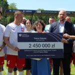 03.06.2023. Busko-Zdrój. Otwarcie kompleksu sportowego po przebudowie. Wręczenie promes z „Programu budowy przyszkolnych hal sportowych - Olimpia” / Fot. Marta Gajda-Kruk - Radio Kielce