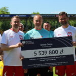 03.06.2023. Busko-Zdrój. Otwarcie kompleksu sportowego po przebudowie. Wręczenie promes z „Programu budowy przyszkolnych hal sportowych - Olimpia” / Fot. Marta Gajda-Kruk - Radio Kielce