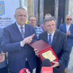 26.06.2023. Kunów. Podpisanie umowy na budowę drogi wewnętrznej w strefie przemysłowej. Na zdjęciu (od lewej): Lech Łodej - burmistrz Kunowa, poseł Andrzej Kryj / Fot. Michał Kita - Radio Kielce