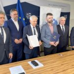 07.06.2023. Kielce. Podpisanie umowy na budowę południowej obwodnicy Morawicy. Na zdjęciu (od lewej): senator Krzysztof Słoń, Tomasz Jamka - członek zarządu województwa, Jerzy Wrona - dyrektor Świętokrzyskiego Zarządu Dróg Wojewódzkich, Krzysztof Ciupa - wiceprezes Fabe Polska, Andrzej Bętkowski - marszałek województwa, Marian Buras - burmistrz Morawicy / Fot. Michał Kita - Radio Kielce