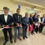 Szpital w Morawicy ma nowy tomograf. Wydał na niego 100 tysięcy złotych - Radio Kielce 06.06.2023. Morawica. Świętokrzyskie Centrum Psychiatrii wzbogaciło się o nowy tomograf komputerowy. Na zdjęciu (od lewej): senator Krzysztof Słoń, Mirosław Gębski - starosta kielecki, Marek Bogusławski - wicemarszałek województwa, Bogumiła Niziołek - dyrektor Departamentu Ochrony Zdrowia UMWŚ, Piotr Kiełbowski - dyrektor Świętokrzyskiego Centrum Psychiatrii w Morawicy, Anna Kołomańska - zastępca dyrektora Wydziału Polityki Społecznej i Zdrowia UMWŚ, Marcin Dziewięcki - zastępca burmistrza Morawicy / Fot. Michał Kita - Radio Kielce