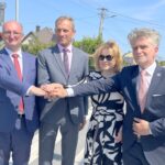 05.06.2023. Łaziska. Otwarcie nowej drogi. Na zdjęciu (od lewej): Piotr Wawrzyk - wiceminister spraw zagranicznych, Zbigniew Piątek - burmistrz Piekoszowa, Anna Krupka - wiceminister sportu i turystyki, senator Krzysztof Słoń / Fot. Paulina Michta - Radio Kielce