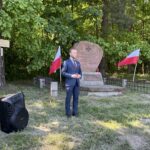 03.06.2023. Miedziana Góra. Uroczystości upamiętniające rocznicę śmierci Zbigniewa Kruszelnickiego – „Wilka” - dowódcy oddziału dywersyjnego Armii Krajowej. Na zdjęciu (od lewej): Dionizy Krawczyński - prezes Stowarzyszenia Rekonstrukcji Historycznych "Jodła", Damian sławski - wójt gminy Miedziana Góra / Fot. Michał Kita - Radio Kielce