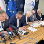 07.06.2023. Kielce. Podpisanie umowy na budowę południowej obwodnicy Morawicy. Na zdjęciu (od lewej): senator Krzysztof Słoń, Tomasz Jamka - członek zarządu województwa, Jerzy Wrona - dyrektor Świętokrzyskiego Zarządu Dróg Wojewódzkich, Krzysztof Ciupa - wiceprezes Fabe Polska, Andrzej Bętkowski - marszałek województwa, Marian Buras - burmistrz Morawicy / Fot. Michał Kita - Radio Kielce