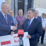 26.06.2023. Kunów. Podpisanie umowy na budowę drogi wewnętrznej w strefie przemysłowej. Na zdjęciu (od lewej): Lech Łodej - burmistrz Kunowa, poseł Andrzej Kryj / Fot. Michał Kita - Radio Kielce