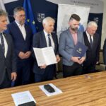 07.06.2023. Kielce. Podpisanie umowy na budowę południowej obwodnicy Morawicy. Na zdjęciu (od lewej): senator Krzysztof Słoń, Tomasz Jamka - członek zarządu województwa, Jerzy Wrona - dyrektor Świętokrzyskiego Zarządu Dróg Wojewódzkich, Krzysztof Ciupa - wiceprezes Fabe Polska, Andrzej Bętkowski - marszałek województwa, Marian Buras - burmistrz Morawicy / Fot. Michał Kita - Radio Kielce