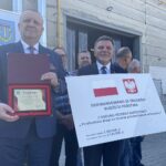 26.06.2023. Kunów. Podpisanie umowy na budowę drogi wewnętrznej w strefie przemysłowej. Na zdjęciu (drugi od lewej): Lech Łodej - burmistrz Kunowa, poseł Andrzej Kryj / Fot. Michał Kita - Radio Kielce