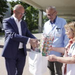 01.06.2023. Kielce. Piotr Wawrzyk, wiceminister spraw zagranicznych przekazał prezenty dla pacjentów Świętokrzyskiego Centrum Pediatrii / Fot. Jarosław Kubalski - Radio Kielce