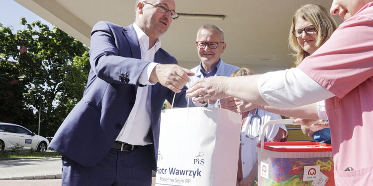 Mali pacjenci dostali prezenty od wiceministra Piotra Wawrzyka