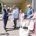 01.06.2023. Kielce. Piotr Wawrzyk, wiceminister spraw zagranicznych przekazał prezenty dla pacjentów Świętokrzyskiego Centrum Pediatrii / Fot. Jarosław Kubalski - Radio Kielce