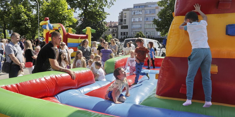 Dzieci opanowały plac przed urzędem marszałkowskim