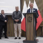 14.06.2023 Kielce. Gala konkursu literackiego „Tak widzę świat, tak go czuję. #dobresłowa”. Na zdjęciu od lewej: Radosław Podsiadły - Radio Kielce, Janusz Knap - prezes Radia Kielce i Zbigniew Koniusz - wojewoda świętokrzyski / Fot. Jarosław Kubalski - Radio Kielce