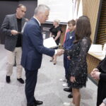 14.06.2023 Kielce. Gala konkursu literackiego „Tak widzę świat, tak go czuję. #dobresłowa”. Nagrody wręczają wojewoda Zbigniew Koniusz i prezes Radia Kielce Janusz Knap / Fot. Jarosław Kubalski - Radio Kielce