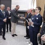 14.06.2023 Kielce. Gala konkursu literackiego „Tak widzę świat, tak go czuję. #dobresłowa”. Nagrody wręczają wojewoda Zbigniew Koniusz i prezes Radia Kielce Janusz Knap / Fot. Jarosław Kubalski - Radio Kielce