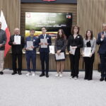 14.06.2023 Kielce. Gala konkursu literackiego „Tak widzę świat, tak go czuję. #dobresłowa”. Nagrody wręczają wojewoda Zbigniew Koniusz i prezes Radia Kielce Janusz Knap. Wyróżnienia w klasie szkoły podstawowe / Fot. Jarosław Kubalski - Radio Kielce