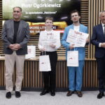 14.06.2023 Kielce. Gala konkursu literackiego „Tak widzę świat, tak go czuję. #dobresłowa”. Na zdjęciu od lewej: prezes Radia Kielce Janusz Knap. II nagroda w klasie szkoły podstawowe Michał Knopik i I nagroda - Piotr Ogórkiewicz ( w jego imieniu odebrał brat Paweł ) i wojewoda Zbigniew Koniusz / Fot. Jarosław Kubalski - Radio Kielce