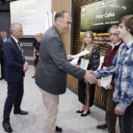 14.06.2023 Kielce. Gala konkursu literackiego „Tak widzę świat, tak go czuję. #dobresłowa”. Nagrody wręczają wojewoda Zbigniew Koniusz i prezes Radia Kielce Janusz Knap. Wyróżnienia w klasie szkoły ponadpodstawowe / Fot. Jarosław Kubalski - Radio Kielce