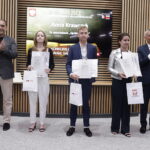 14.06.2023 Kielce. Gala konkursu literackiego „Tak widzę świat, tak go czuję. #dobresłowa”. Na zdjęciu od lewej: prezes Radia Kielce Janusz Knap. I nagroda w klasie szkoły ponadpodstawowe Anna Krawczyk, II nagroda - Dobromir Szkarapata, II nagroda - Natalia Lewicka i wojewoda Zbigniew Koniusz / Fot. Jarosław Kubalski - Radio Kielce