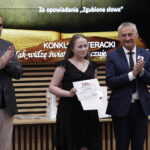 14.06.2023 Kielce. Gala konkursu literackiego „Tak widzę świat, tak go czuję. #dobresłowa”. Na zdjęciu od lewej: prezes Radia Kielce Janusz Knap, Maria Krzysztyńska - wyróżnienie w kategorii szkoły ponadpodstawowe i wojewoda Zbigniew Koniusz / Fot. Jarosław Kubalski - Radio Kielce