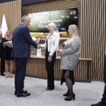 14.06.2023 Kielce. Gala konkursu literackiego „Tak widzę świat, tak go czuję. #dobresłowa”. Nagrody wręczają wojewoda Zbigniew Koniusz i prezes Radia Kielce Janusz Knap. Wyróżnienia w kategorii open / Fot. Jarosław Kubalski - Radio Kielce