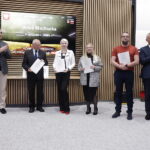 14.06.2023 Kielce. Gala konkursu literackiego „Tak widzę świat, tak go czuję. #dobresłowa”. Nagrody wręczają wojewoda Zbigniew Koniusz i prezes Radia Kielce Janusz Knap. Wyróżnienia w kategorii open / Fot. Jarosław Kubalski - Radio Kielce