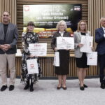 14.06.2023 Kielce. Gala konkursu literackiego „Tak widzę świat, tak go czuję. #dobresłowa”. Na zdjęciu od lewej: prezes Radia Kielce Janusz Knap, I miejsce w kategorii open - Agata Bisiecka, III miejsce - Renata Głasek-Kęska, II miejsce - Maria Kalińska i wojewoda Zbigniew Koniusz / Fot. Jarosław Kubalski - Radio Kielce