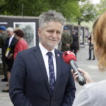 16.06.2023. Kielce. Wystawa „Historia Zgrupowań Partyzanckich AK Ponury”. Na zdjęciu: senator Krzysztof Słoń / Fot. Jarosław Kubalski - Radio Kielce