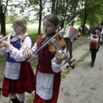 18.06.2023. Tokarnia. „Jawor u źródeł kultury”. Korowód / Fot. Jarosław Kubalski - Radio Kielce