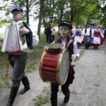 18.06.2023. Tokarnia. „Jawor u źródeł kultury”. Korowód / Fot. Jarosław Kubalski - Radio Kielce