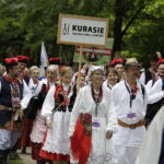 18.06.2023. Tokarnia. „Jawor u źródeł kultury”. Korowód / Fot. Jarosław Kubalski - Radio Kielce