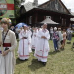 18.06.2023. Tokarnia. „Jawor u źródeł kultury”. Korowód / Fot. Jarosław Kubalski - Radio Kielce