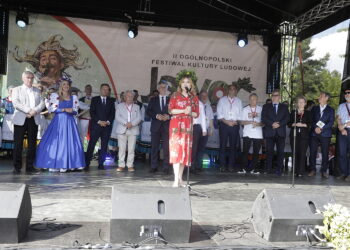 18.06.2023. Tokarnia. „Jawor u źródeł kultury” 2023. Na zdjęciu (przy mikrofonie): Anna Krupka - wiceminister sportu i turystyki / Fot. Jarosław Kubalski - Radio Kielce