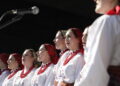 Tokarnia. Finał II Ogólnopolskiego Festiwalu Muzyki Ludowej „Jawor – u źródeł kultury”. Na zdjęciu: Grupa Wokalna Zespołu Pieśni i Tańca „Kurpie Zielone” / Fot. Jarosław Kubalski - Radio Kielce