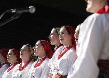 Tokarnia. Finał II Ogólnopolskiego Festiwalu Muzyki Ludowej „Jawor – u źródeł kultury”. Na zdjęciu: Grupa Wokalna Zespołu Pieśni i Tańca „Kurpie Zielone” / Fot. Jarosław Kubalski - Radio Kielce
