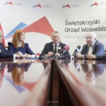 20.06.2023. Kielce. Podpisanie umowy gwarantującej dofinansowanie dla Starostwa Powiatowego w Opatowie. Na zdjęciu (od lewej): Tomasz Staniek - starosta opatowski, Małgorzata Jalowska - wicestarosta opatowski, Zbigniew Koniusz - wojewoda świętokrzyski, poseł Krzysztof Lipiec, Andrzej Pruś - przewodczniący sejmiku województwa / Fot. Jarosław Kubalski - Radio Kielce