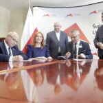 20.06.2023. Kielce. Podpisanie umowy gwarantującej dofinansowanie dla Starostwa Powiatowego w Opatowie. Na zdjęciu (od lewej): Tomasz Staniek - starosta opatowski, Małgorzata Jalowska - wicestarosta opatowski, poseł Krzysztof Lipiec, Zbigniew Koniusz - wojewoda świętokrzyski, Andrzej Pruś - przewodczniący sejmiku województwa / Fot. Jarosław Kubalski - Radio Kielce