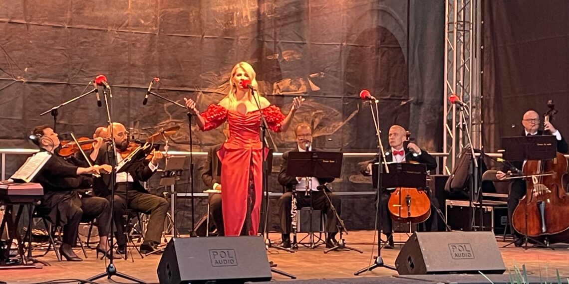 24.06.2023. Zamek Krzyżtopór w Ujeździe. Gala operetkowo-musicalowej. Na zdjęciu Magdalena Idzik- mezzosopran. / Fot. Grażyna Szlęzak - Radio Kielce