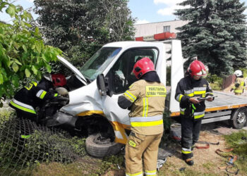 Laweta i auto osobowe zderzyły się w Suchedniowie