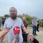 23.06.2023. Sandomierz. Obchody Nocy Świętojańskiej - parada drewnianych łodzi. Na zdjęciu Przemek Dusza Fundacja 269. / Fot. Grażyna Szlęzak - Radio Kielce