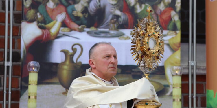 Biskup Solarczyk: Eucharystia to źródło życia