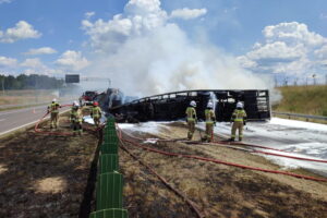 Po zderzeniu ciężarówek wybuchł pożar