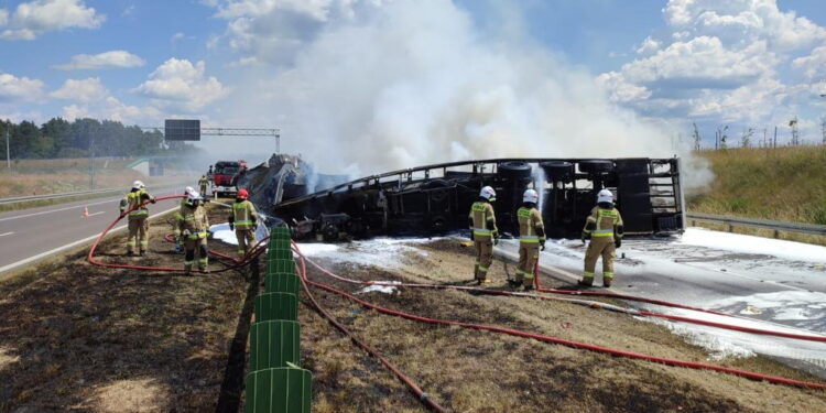 Po zderzeniu ciężarówek wybuchł pożar
