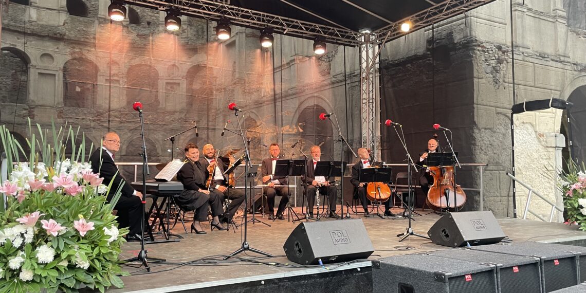 24.06.2023. Zamek Krzyżtopór w Ujeździe. Gala operetkowo-musicalowej. Na zdjęciu Zespół Strauss Ensamble. / Fot. Grażyna Szlęzak - Radio Kielce