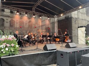 24.06.2023. Zamek Krzyżtopór w Ujeździe. Gala operetkowo-musicalowej. Na zdjęciu Zespół Strauss Ensamble. / Fot. Grażyna Szlęzak - Radio Kielce