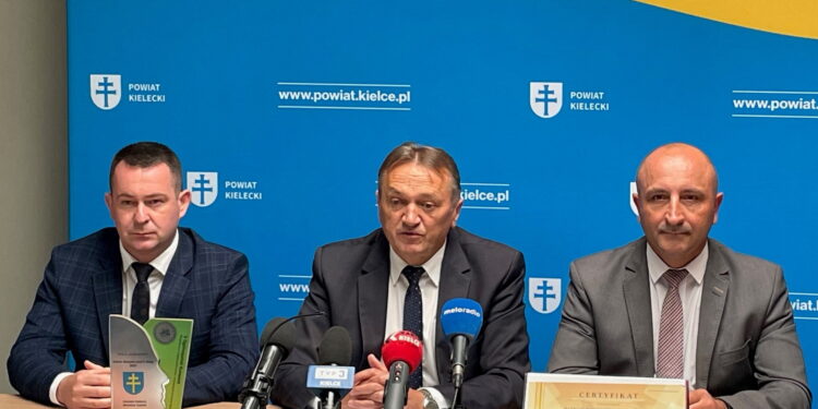 19.06.2023. Kielce. Konferencja prasowa starosty kieleckiego. Na zdjęciu (od lewej): Cezary Majcher - członek zarządu powiatu, Mirosław Gębski - starosta kielecki, Mariusz Ściana - członek zarządu powiatu. / Fot. Daniel Czwartosz - Radio Kielce